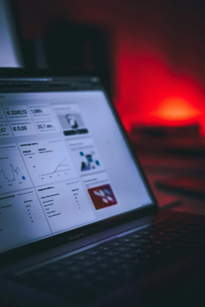 Kannettava auki, jossa näytöllä on digimarkkinoinnin analytiikkaa